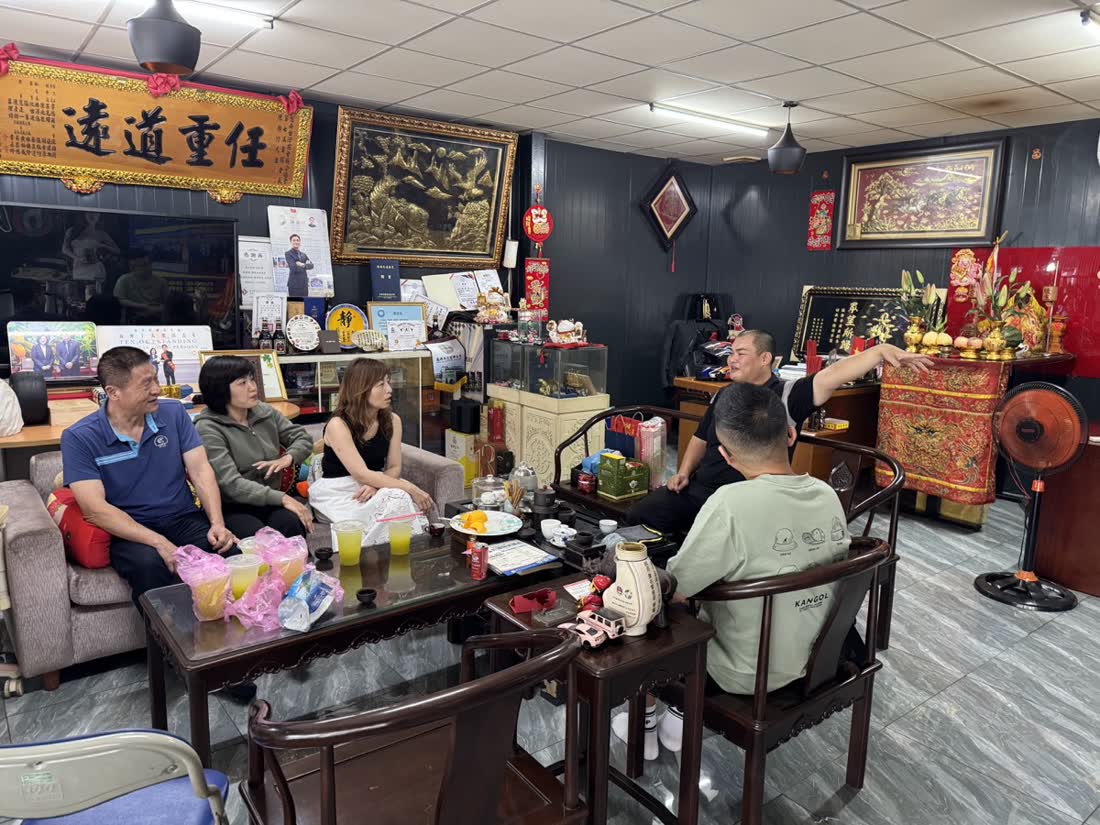 實地參訪：訪客圍坐聆聽對方介紹並交流